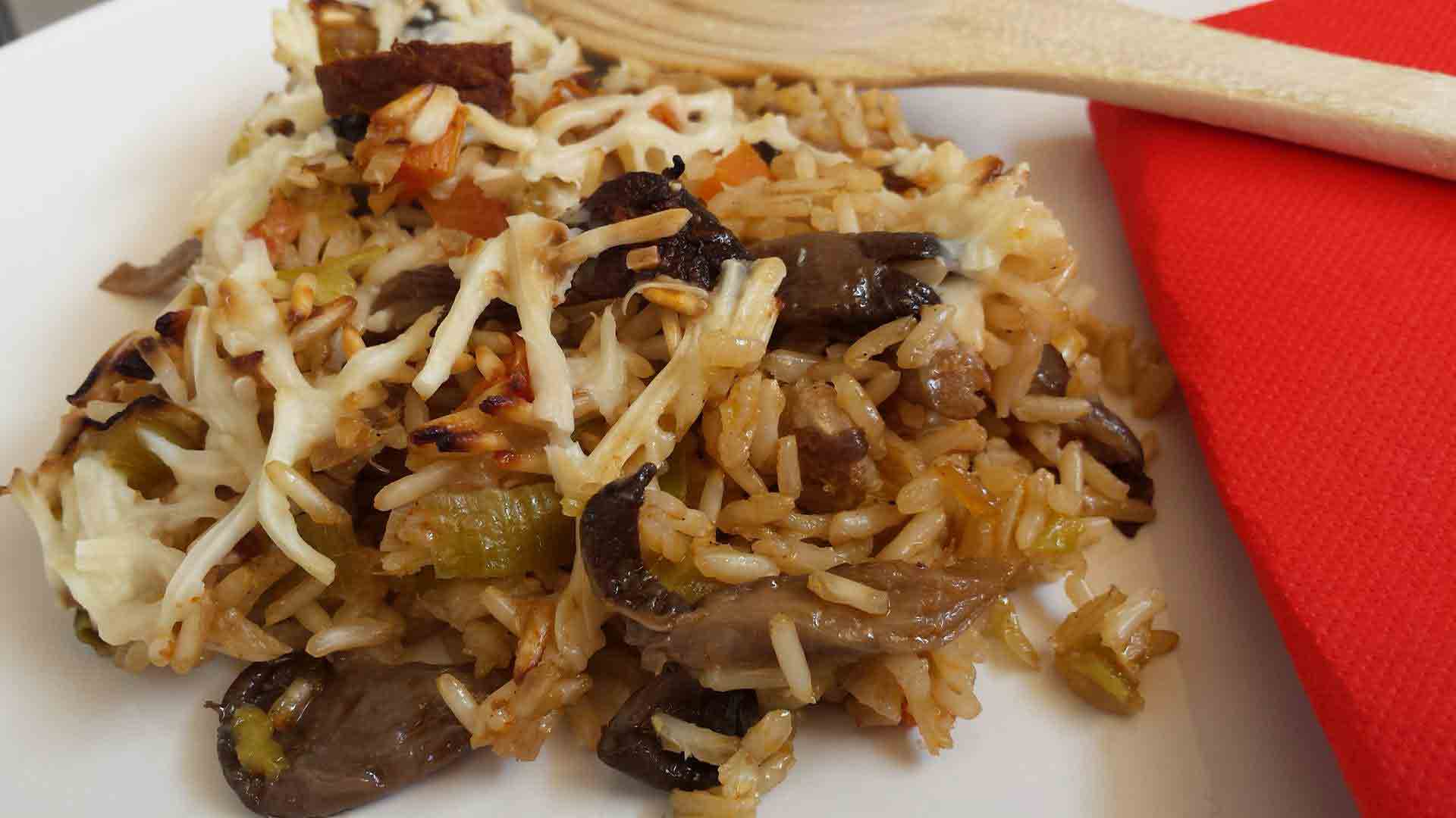 Arroz de cogumelos no forno ou arroz sem frango – vegan